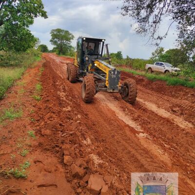 Imagem da notícia Prefeitura de Figueirão realiza manutenção em estrada rural na região da Fazenda Água Vermelha; veja antes e depois